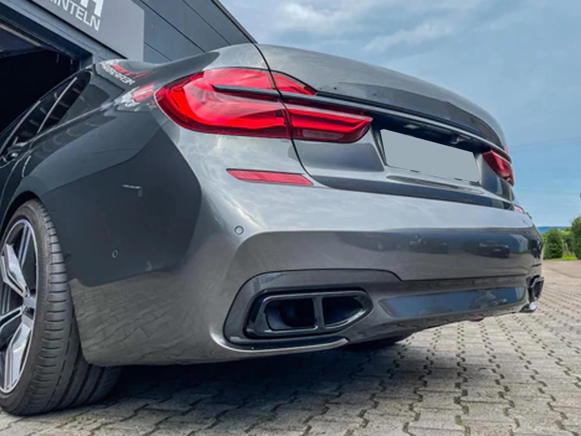 Gloss Black Rear Exhaust Tips for BMW 7 Series M Sport G11/G12 2016–2019 - Image 2