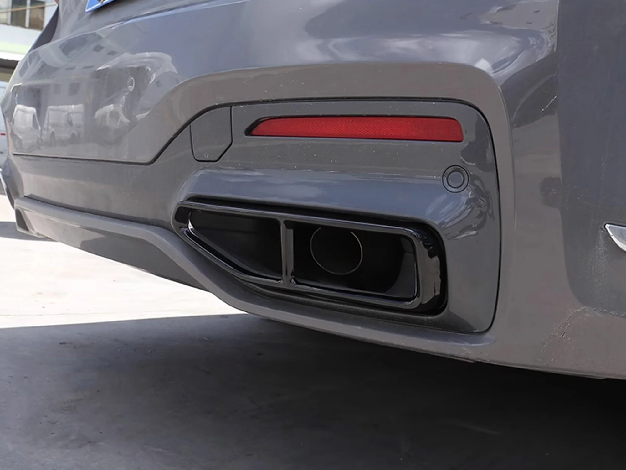 Gloss Black Rear Exhaust Tips for BMW 7 Series M Sport G11/G12 2016–2019 - Image 3